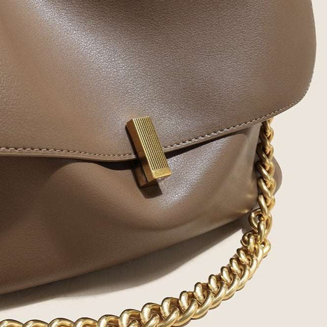 Small messenger purse in genuine leather with a sleek gold chain strap.